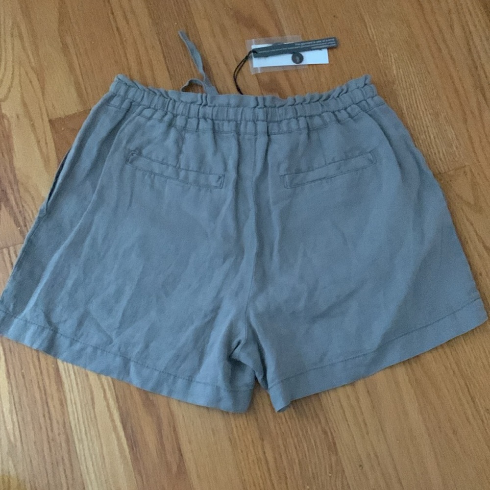 Michael Stars 💯 100% linen grey shorts with cargo style pockets & tie waist - Picture 7 of 7